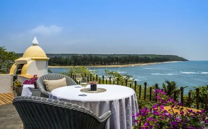 a-romantic-terrace-overlooking-the-Arabian-sea-SS060620171